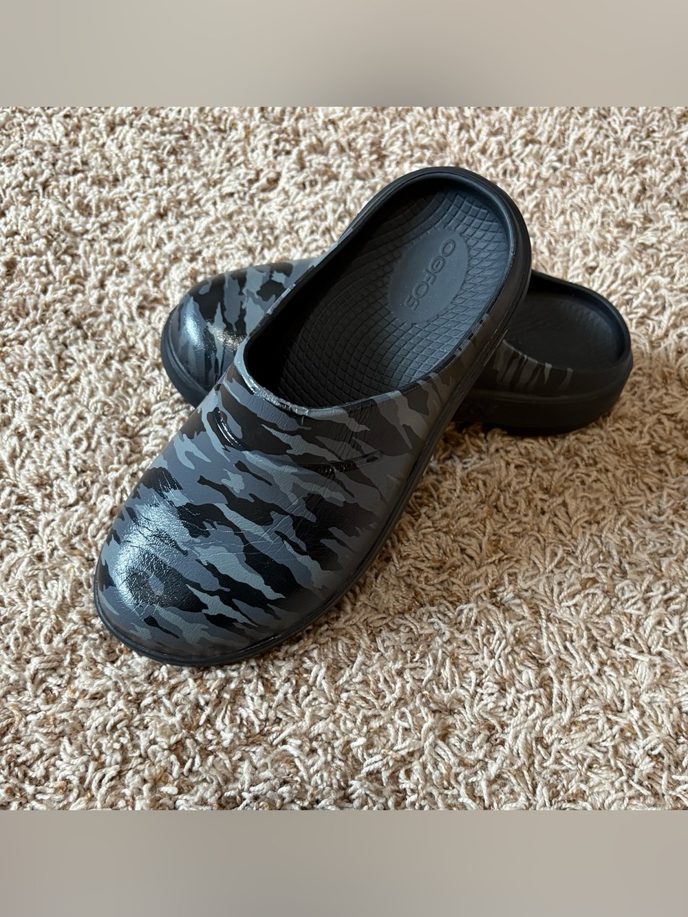 OOFOS OOcloog Comfort Recovery Clogs Camo Women’s size 7 (38)